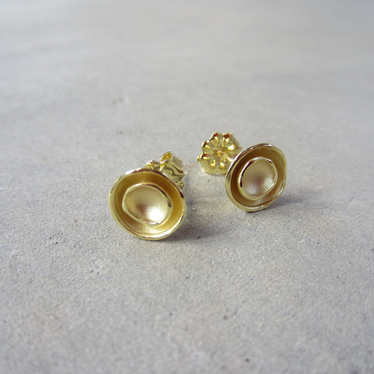 Oyster Dishy Stud Earrings in 18K Gold Vermeil