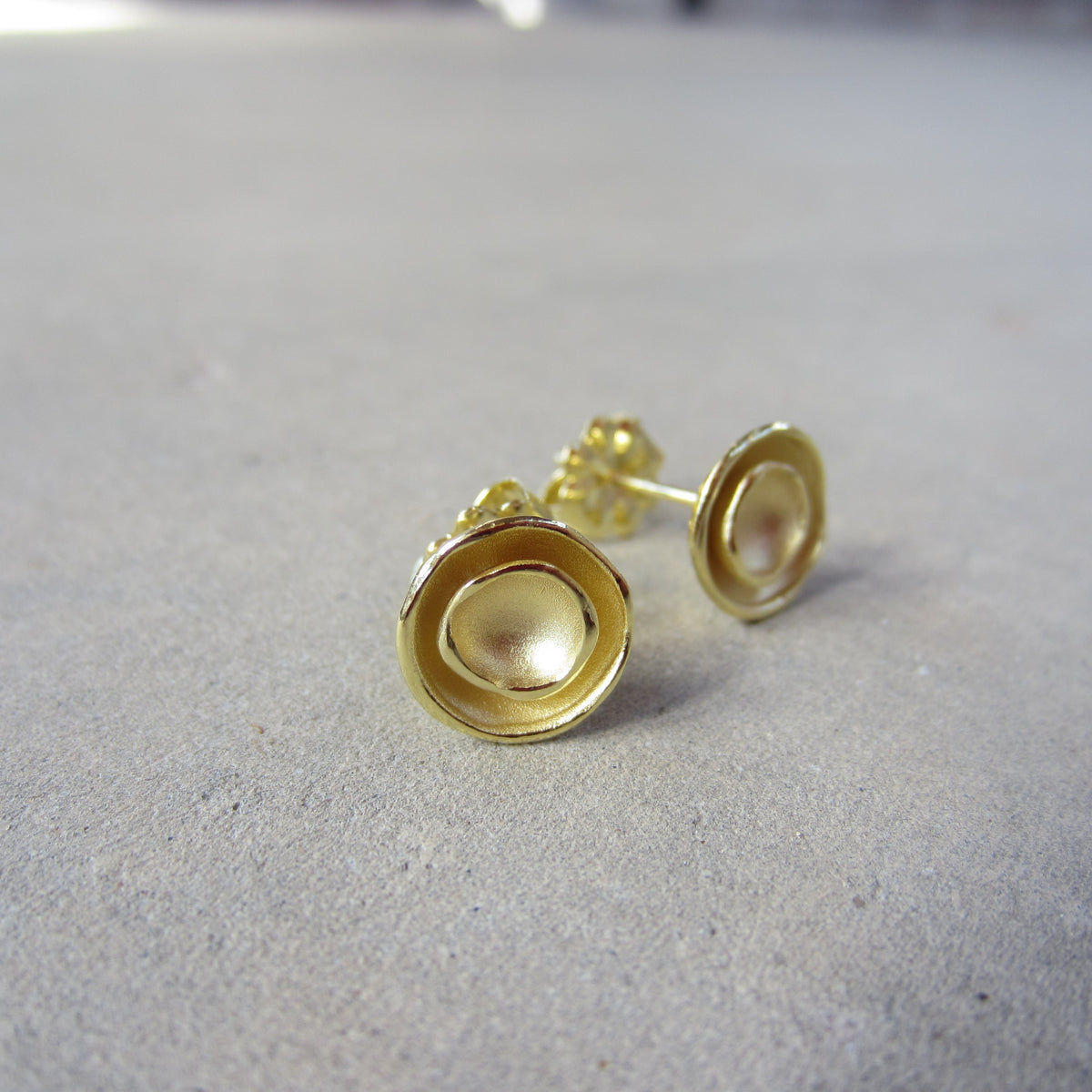 Oyster Dishy Stud Earrings in 18K Gold Vermeil